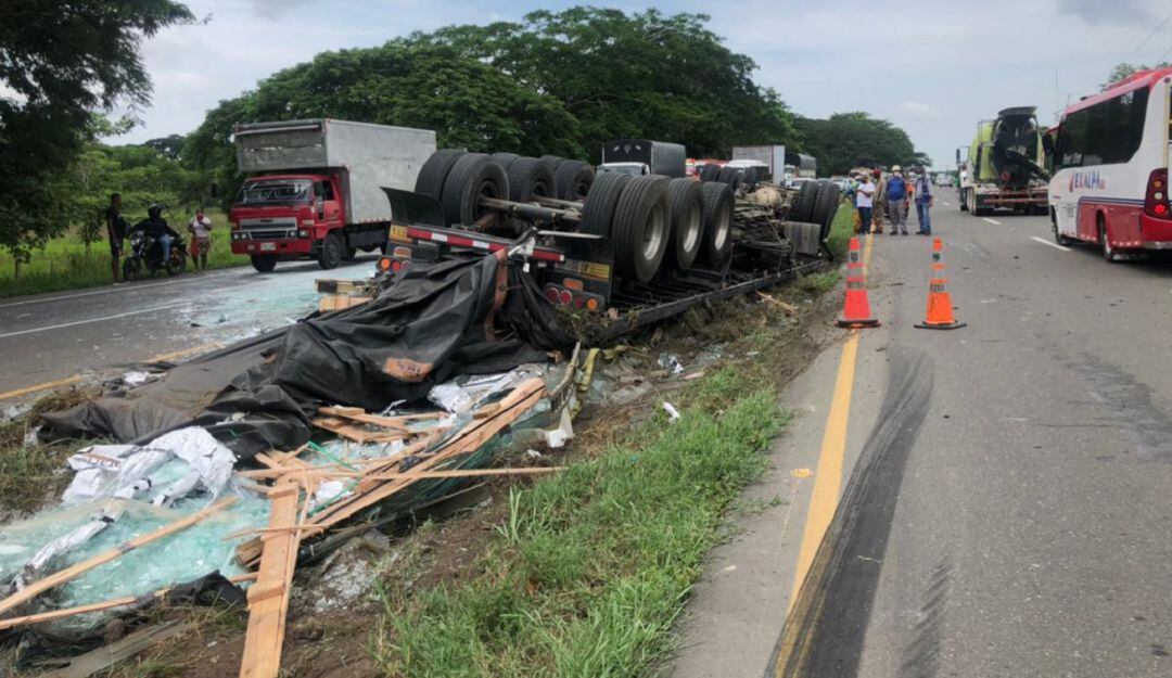 El vehículo pesado terminó en el separador de calzadas con las llantas arriba, a la altura del kilómetro 6 entre Cartagena y Barranquilla
