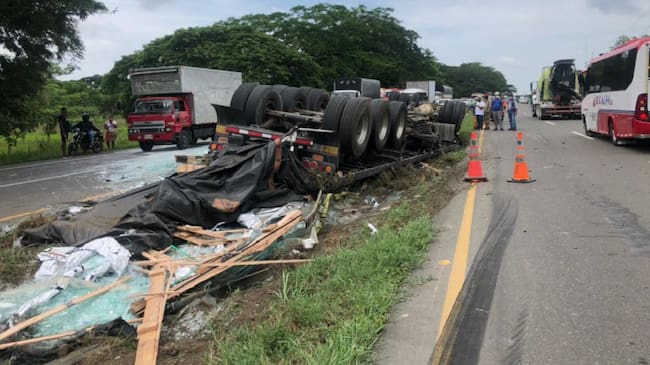El vehículo pesado terminó en el separador de calzadas con las llantas arriba, a la altura del kilómetro 6 entre Cartagena y Barranquilla