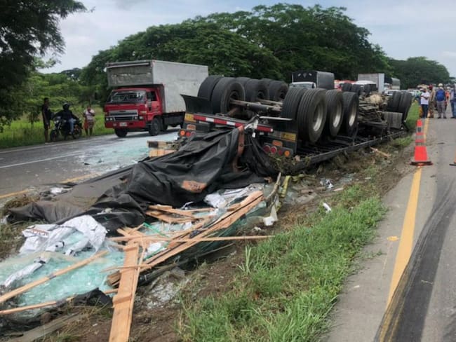 El vehículo pesado terminó en el separador de calzadas con las llantas arriba, a la altura del kilómetro 6 entre Cartagena y Barranquilla
