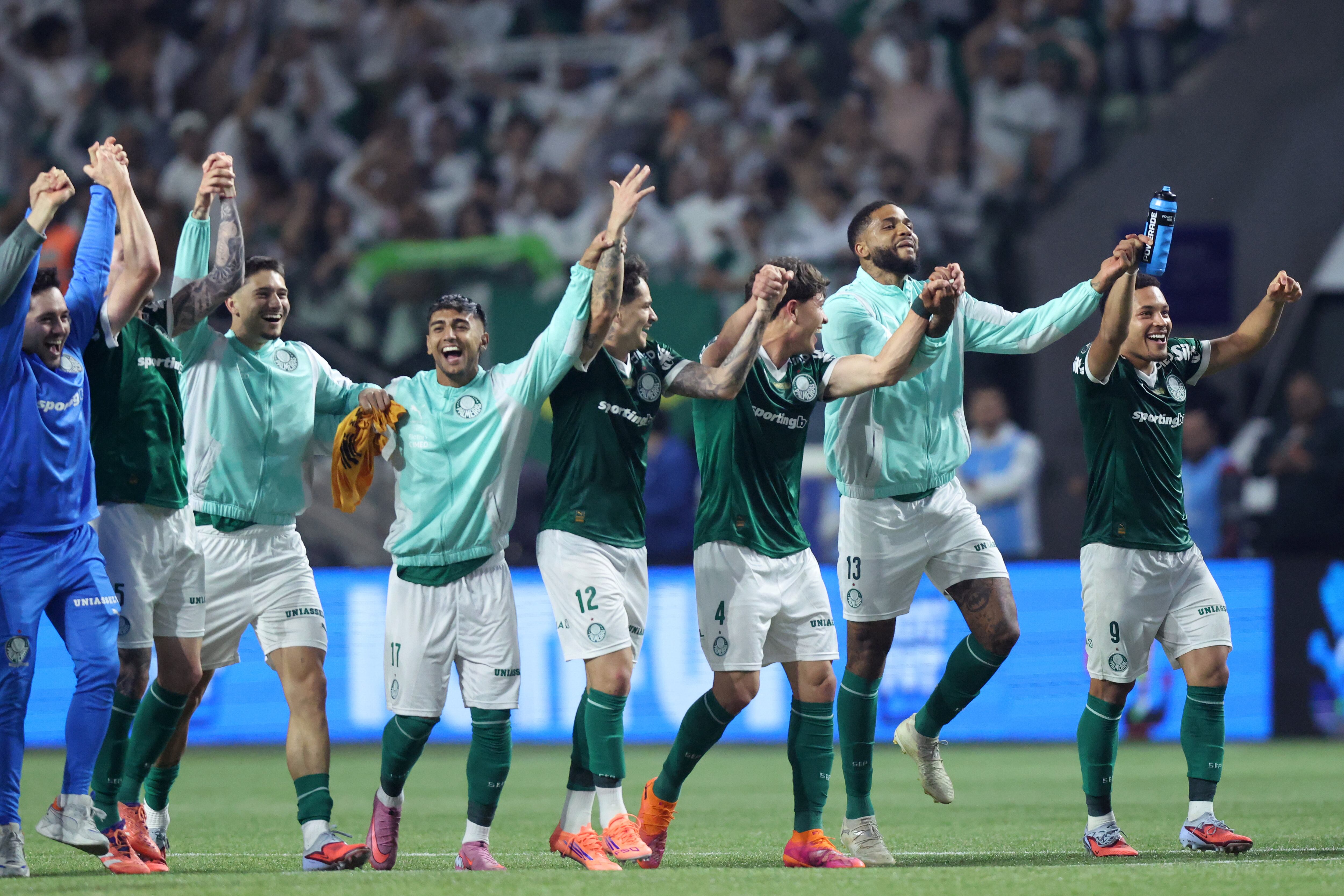 Jugadores de Palmeiras celebran su pase a la final de Copa Libertadores 2025. FOTO: Alexandre Schneider/Getty Images