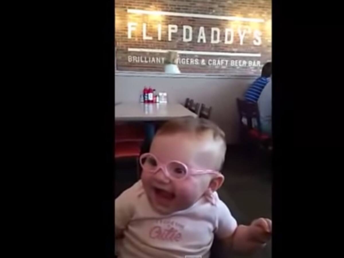 Bebé que usa gafas por primera vez conquista a usuarios de YouTube