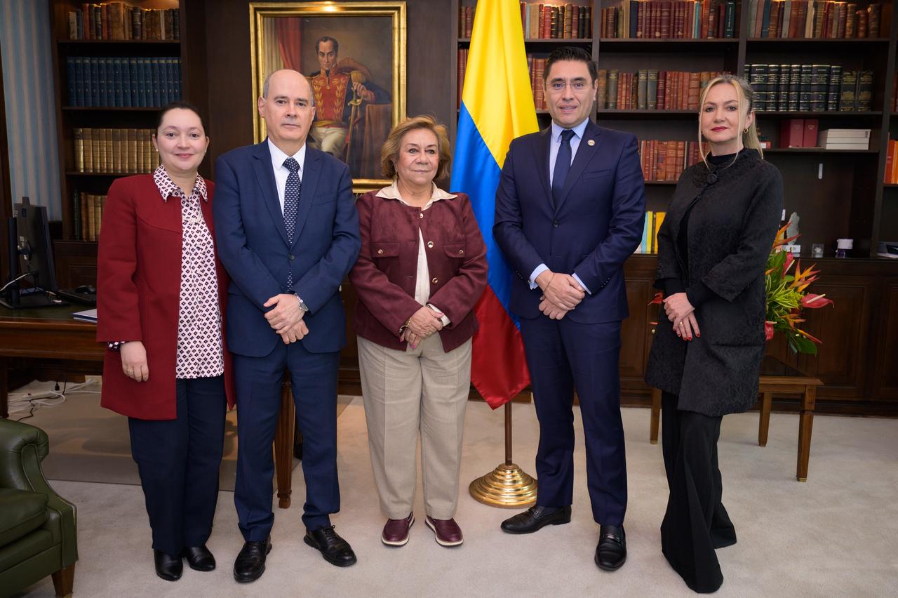 Cancillería y CNE consolidan alianza para garantizar votación de millones de colombianos en exterior