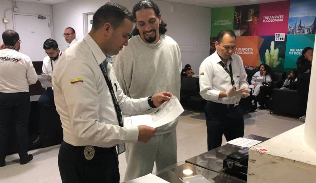 David Murcia Guzmán antes de ser entregado a funcionarios de la Interpol.                 Foto: Migración Colombia