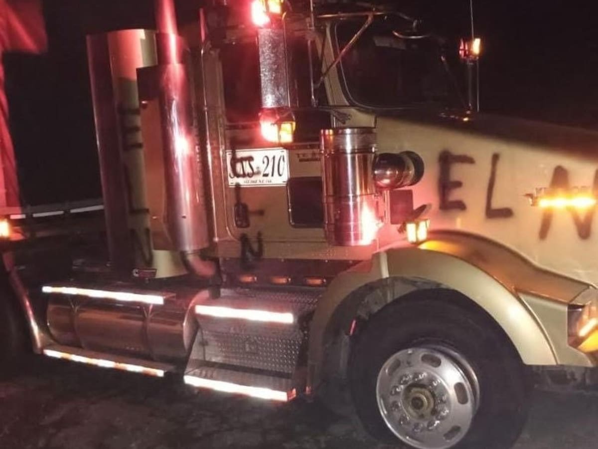 Integrantes del ELN pintaron con grafitis varios camiones que intentaron quemar en Antioquia