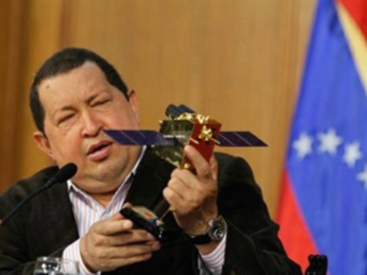 Chávez aparece de sorpresa durante el lanzamiento de un satélite y causa furor entre los jóvenes