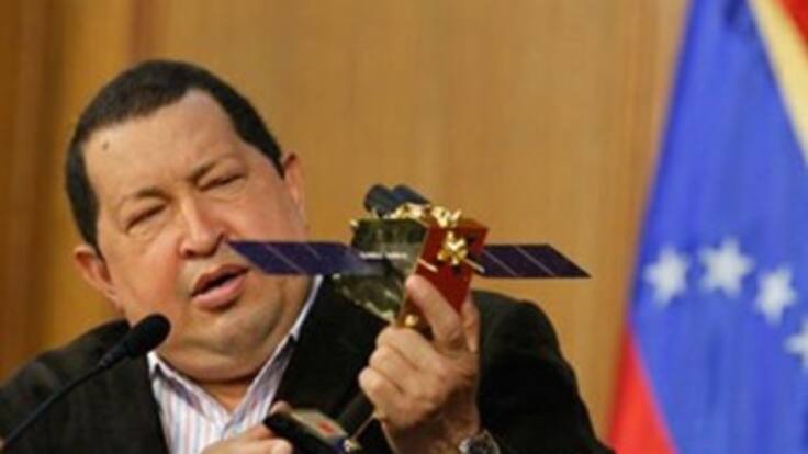 Chávez aparece de sorpresa durante el lanzamiento de un satélite y causa furor entre los jóvenes