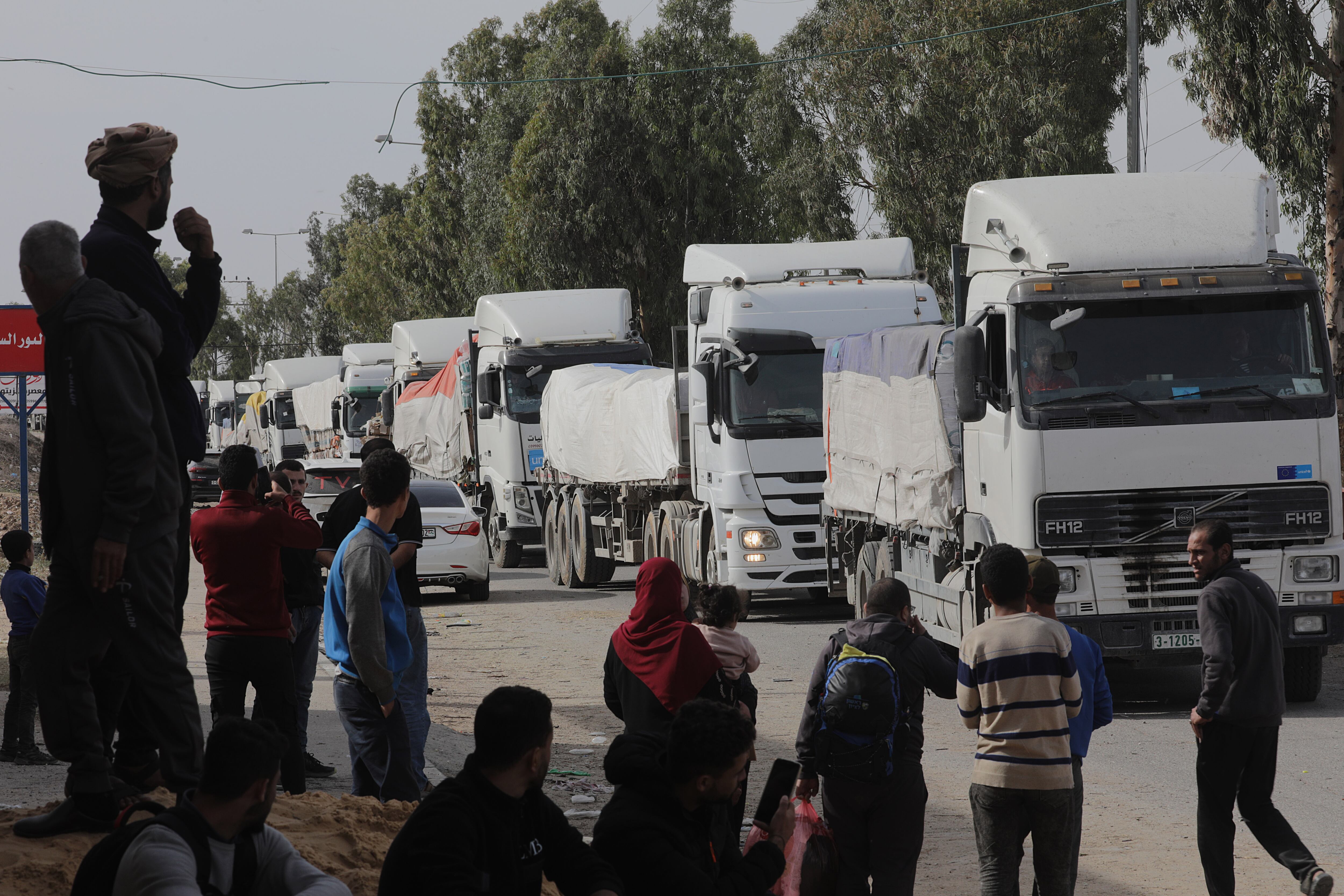 Gaza (---), 25/11/2023.- Trucks carrying humanitarian aid wait to cross from the southern Gaza Strip into the northern Gaza Strip along Salah Al Din road in the central Gaza Strip, 25 November 2023. After Israel and Hamas agreed to a four-day ceasefire mediated by Qatar, the USA, and Egypt, and that came into effect on 24 November, some Palestinians who were still in central Gaza moved towards the south, while others already internally displaced in the south went back to the northern part to check on relatives they had left behind and to collect salvageable belongings from their houses. As part of the ceasefire, the agreement included that 50 Israeli hostages, women and children, are to be released by Hamas. 150 Palestinian women and children that were detained in Israeli prisons are to be released in exchange. Thousands of people have died since Hamas militants launched an attack against Israel from the Gaza Strip on 07 October, and the Israeli operations in Gaza and the West Bank which followed it. (Egipto, Catar) EFE/EPA/MOHAMMED SABER