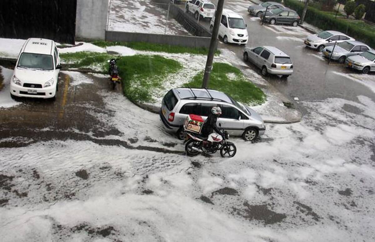 El barrio más afectado por el granizo es Alamos Norte, que presenta grandes cantidades de hielo en las calles y encharcamientos en sus vías.