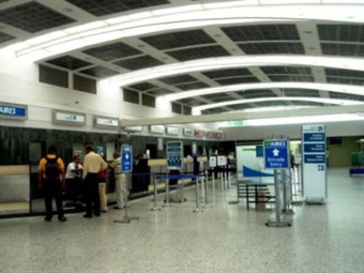 Por escándalo en el Aeropuerto Palonegro es arrestada una mujer borracha