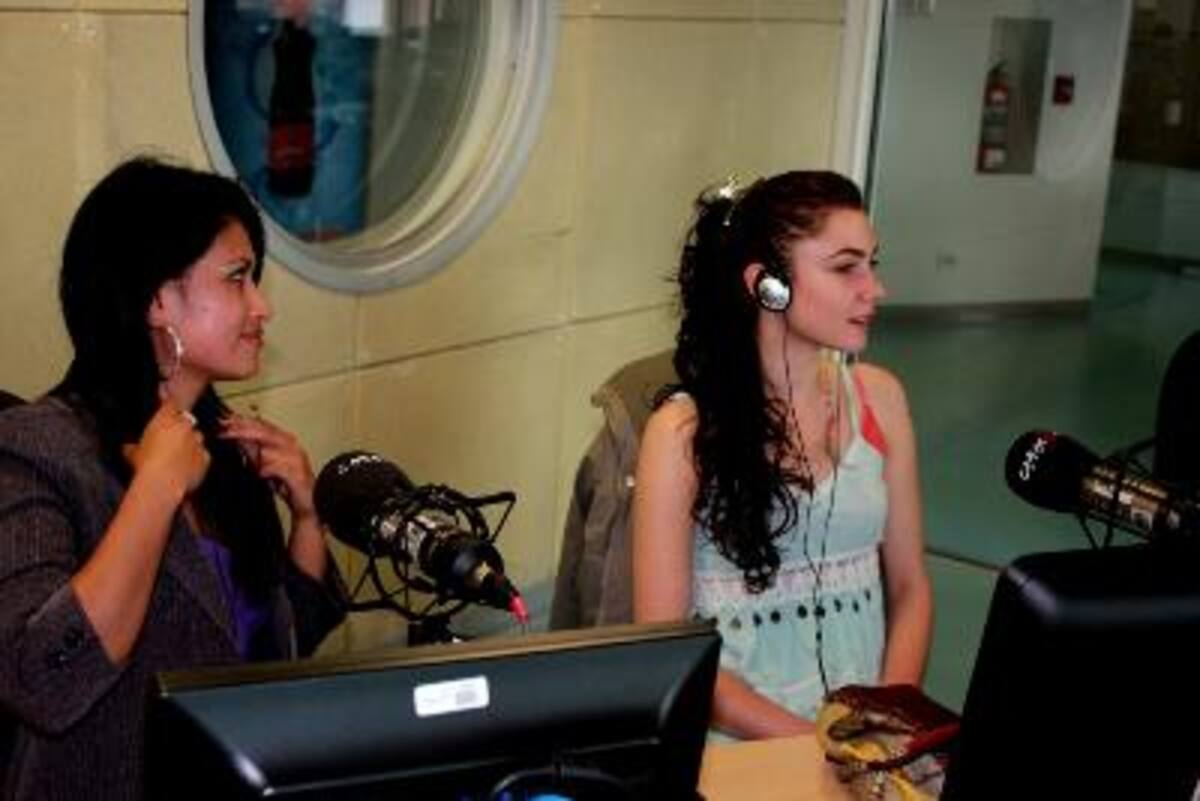 De Izq-Der: Patricia Delgado y Carolina López, invitadas a La Ventana. Abril 25.