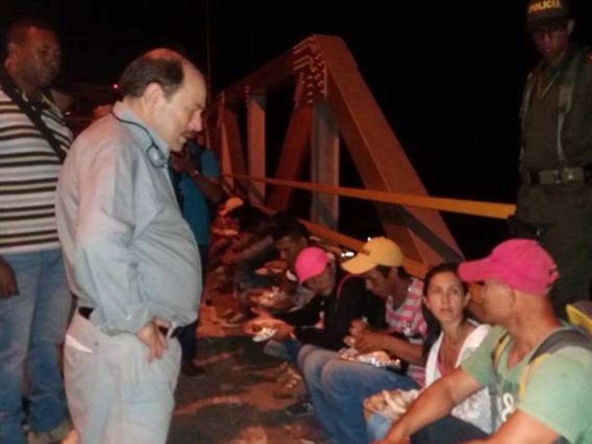 Autoridades reciben a colombianos deportados por Venezuela