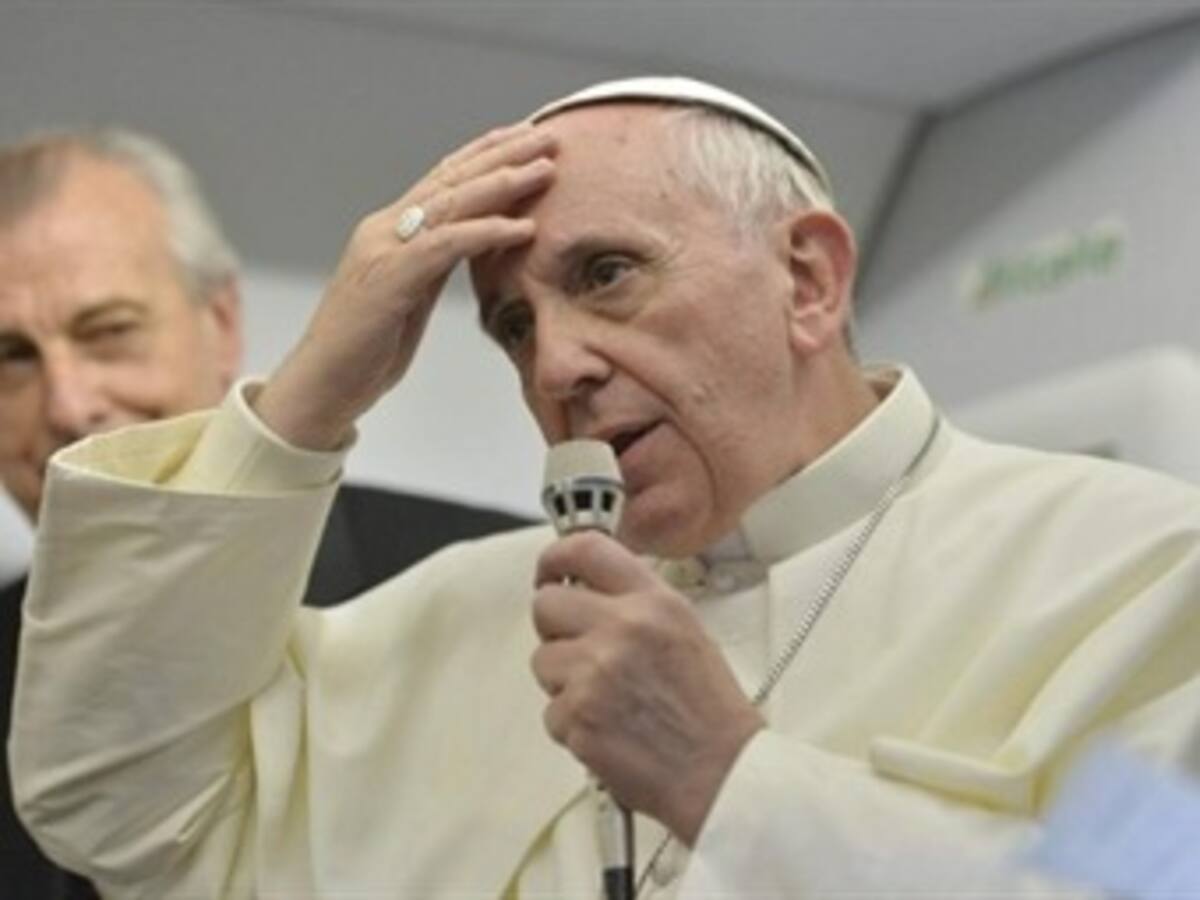 Papa envía preguntas sobre unión gay para abordar en 2014 con obispos