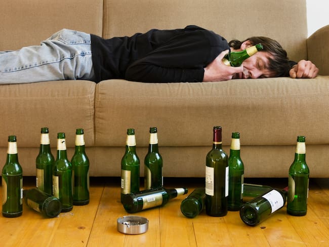 Persona en estado de embriaguez durmiendo - Getty Images