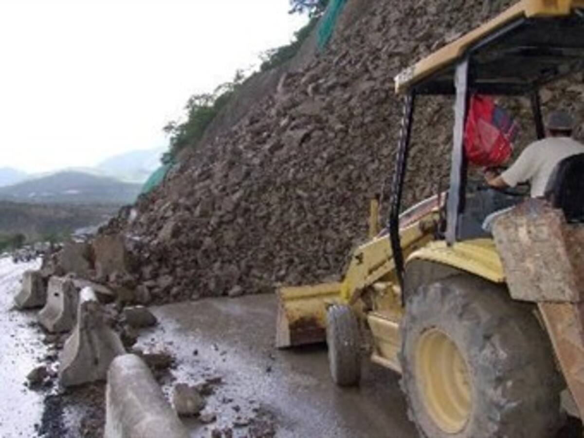 Derrumbes provocan emergencia vial en el oriente del país
