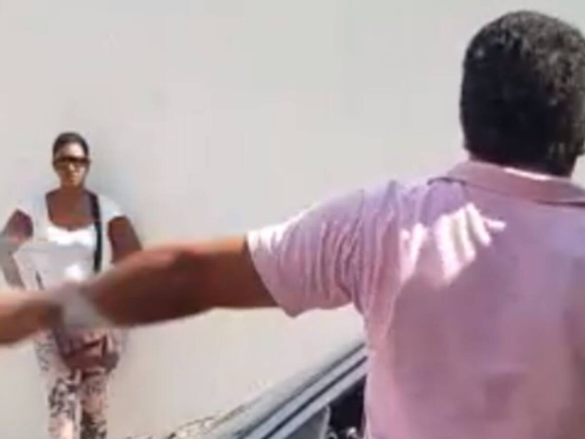 VIDEO: Conductores dirimen "a las patadas" un conflicto