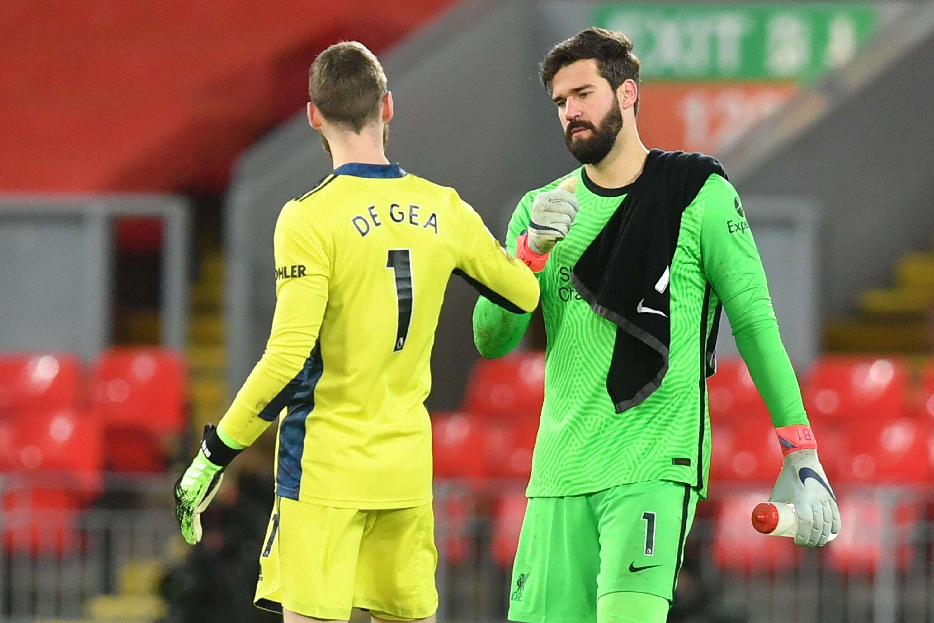 David de Gea junto a Alisson Becker. (Photo by PAUL ELLIS/POOL/AFP via Getty Images)