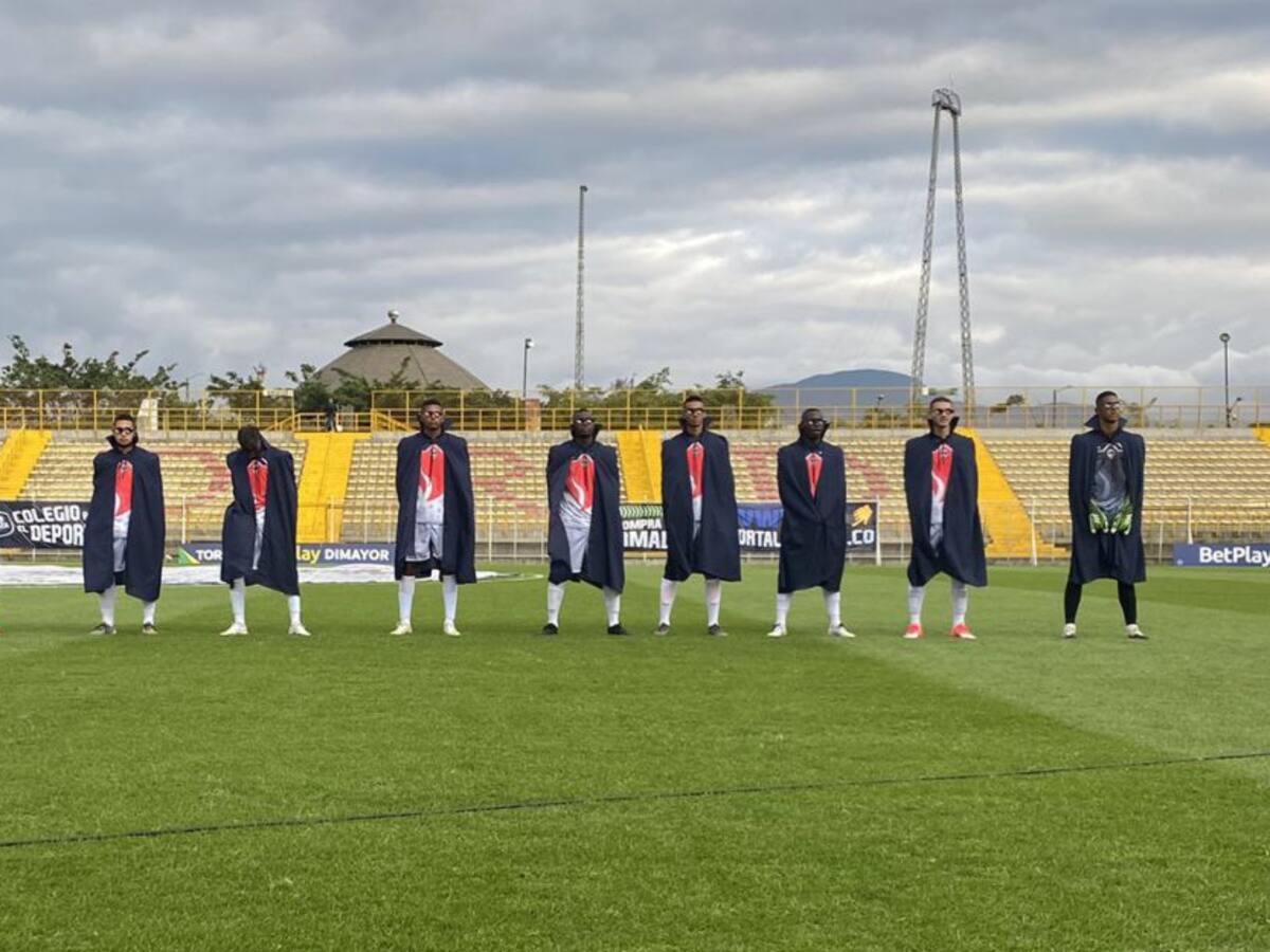 Con capa y gafas: así salieron al campo los jugadores de Fortaleza CEIF