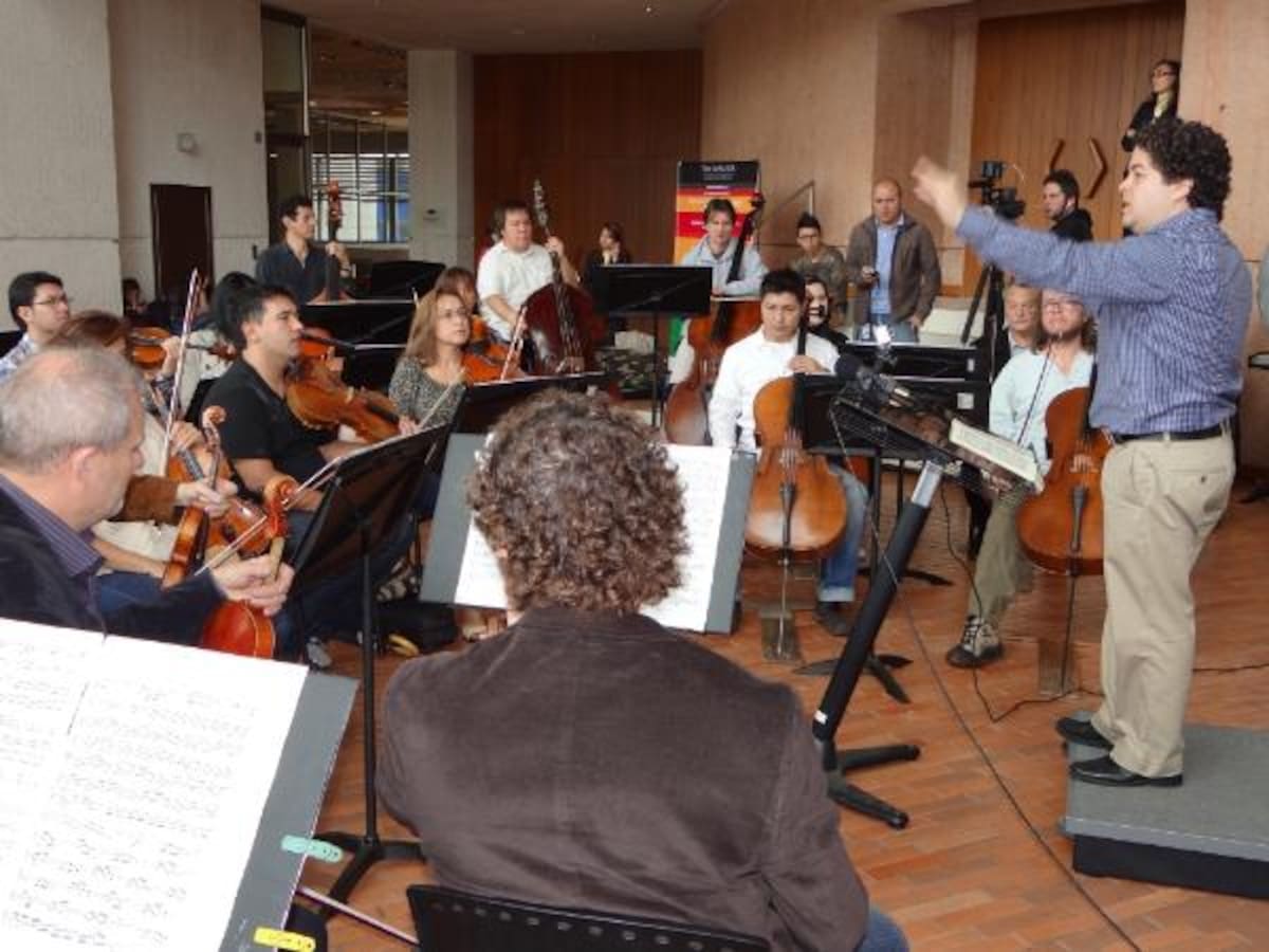 La Orquesta Filarmónica de Bogotá está representada legalmente por el Director General, David García Rodríguez, quien tomó posesión de su cargo el pasado miércoles 27 de febrero de 2013, durante la administración del Alcalde Mayor Gustavo Petro.