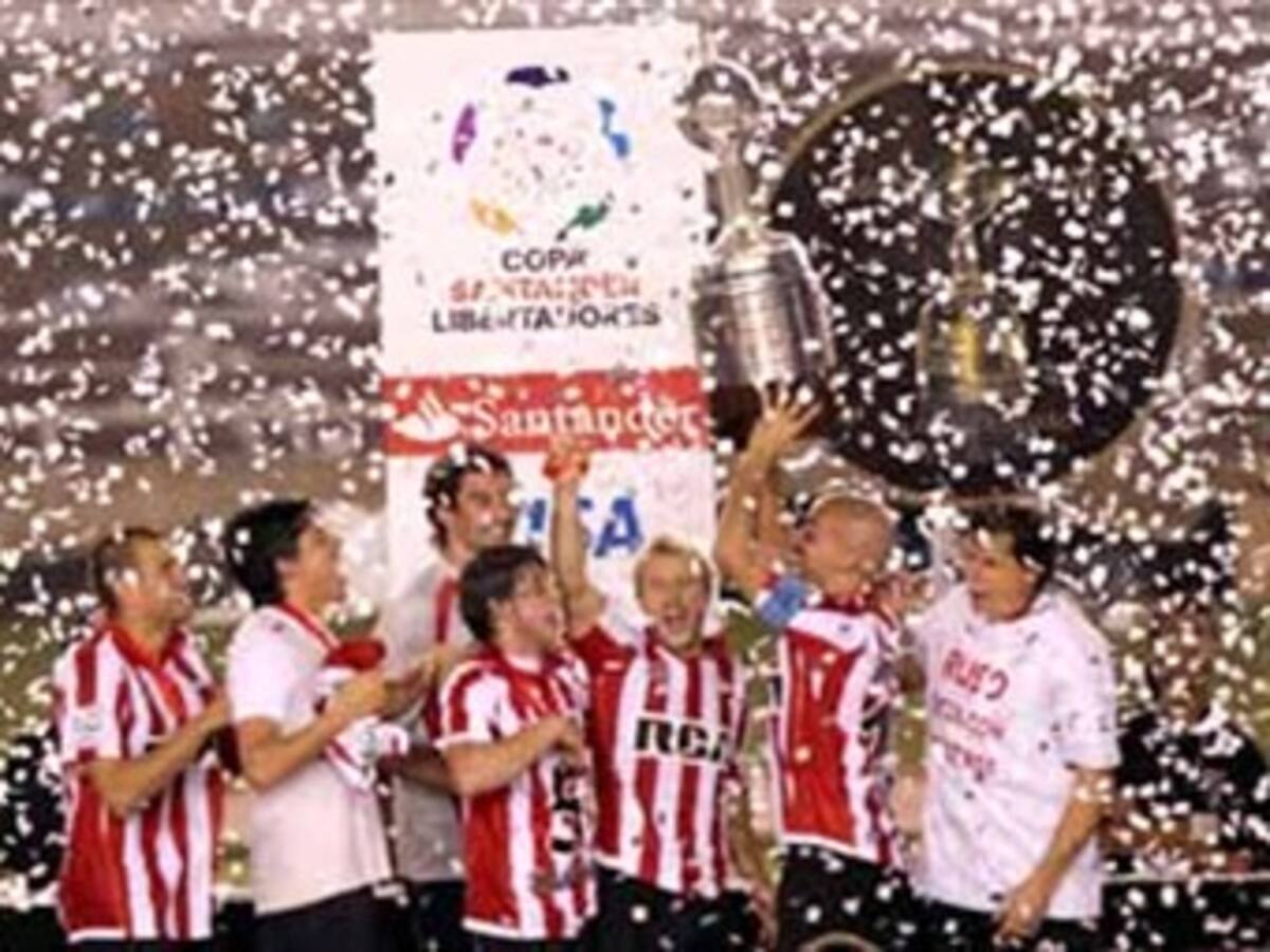 Multitudinario recibimiento a Estudiantes de la Plata por título de la Copa Libertadores