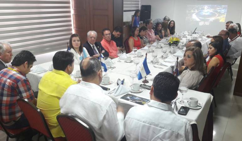 El cuerpo diplomático se reunió con empresarios y autoridades civiles.