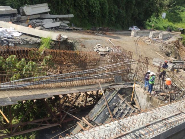 Desplome de un puente que está en construcción deja dos personas heridas