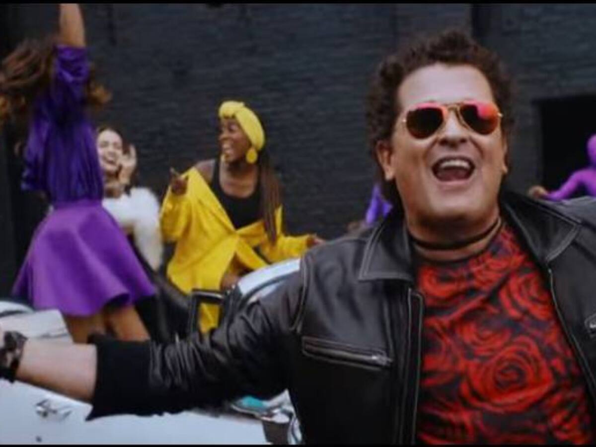 Con pinta sensual Lucy Vives protagoniza el nuevo video de su papá