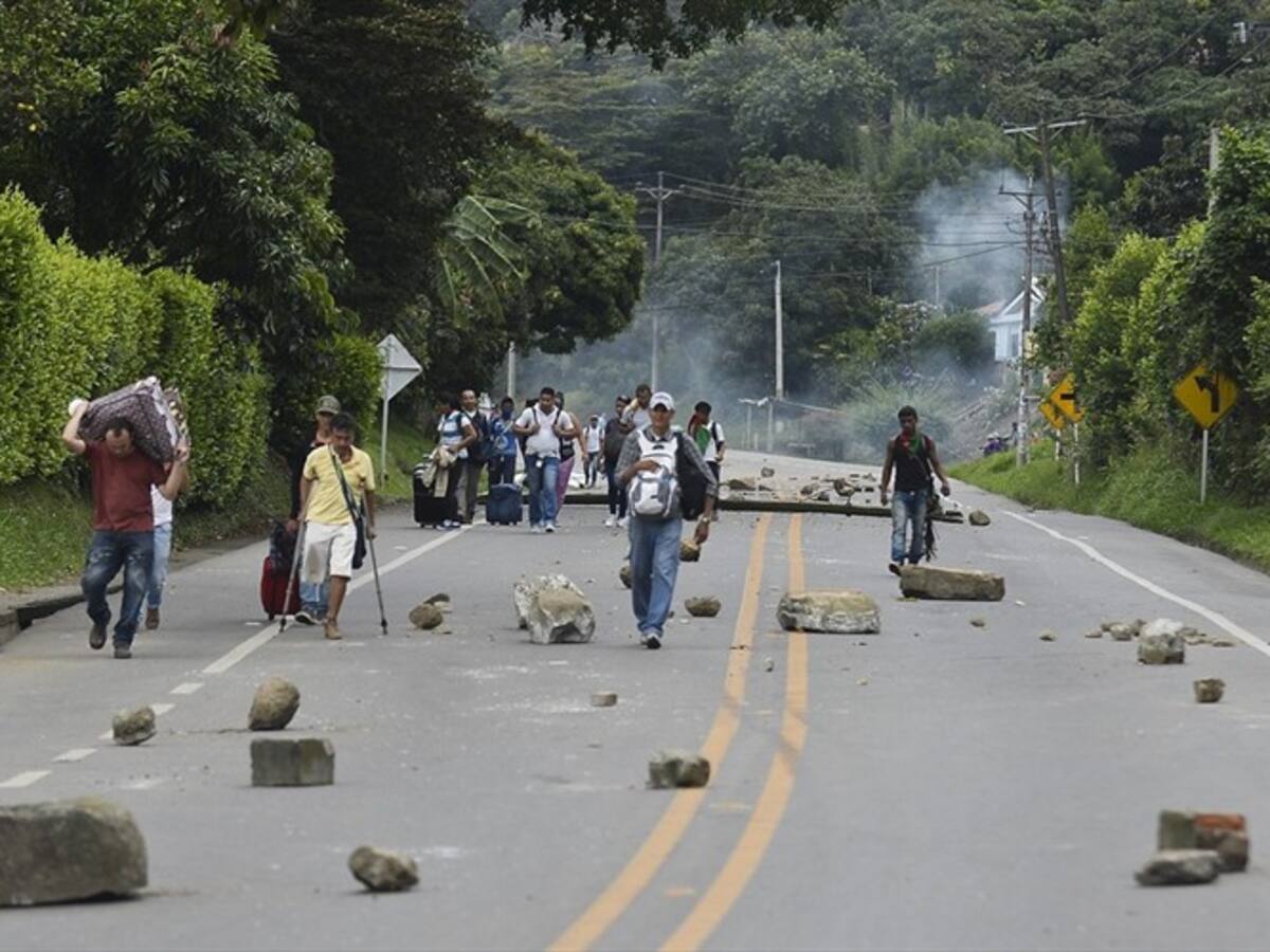 Habitantes de Tutunendo en Chocó bloquean la vía que comunica a Medellín con Quibdó