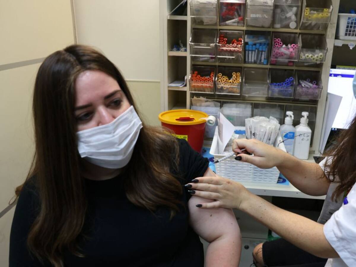 Israel autoriza la tercera dosis contra el COVID-19 a mayores de 30 años