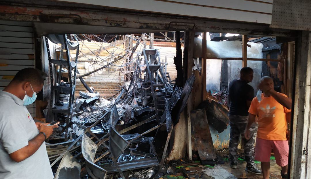 Fueron tres los locales que perdieron todo por un incendio presentado en el sector de Globo Centro del mercado.