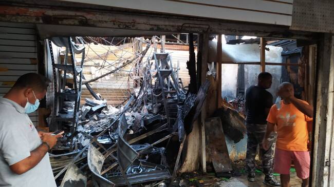 Fueron tres los locales que perdieron todo por un incendio presentado en el sector de Globo Centro del mercado.