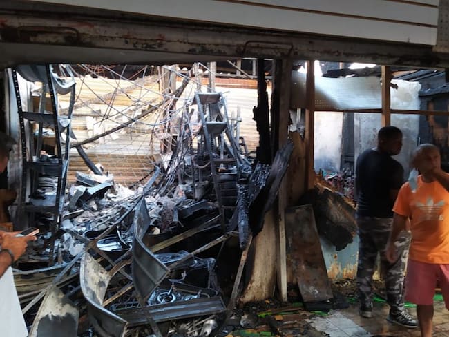 Fueron tres los locales que perdieron todo por un incendio presentado en el sector de Globo Centro del mercado.