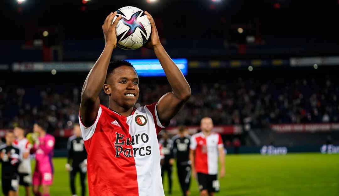 Luis Sinisterra se lleva el balón del partido a casa tras su triplete ante el Elfsborg.