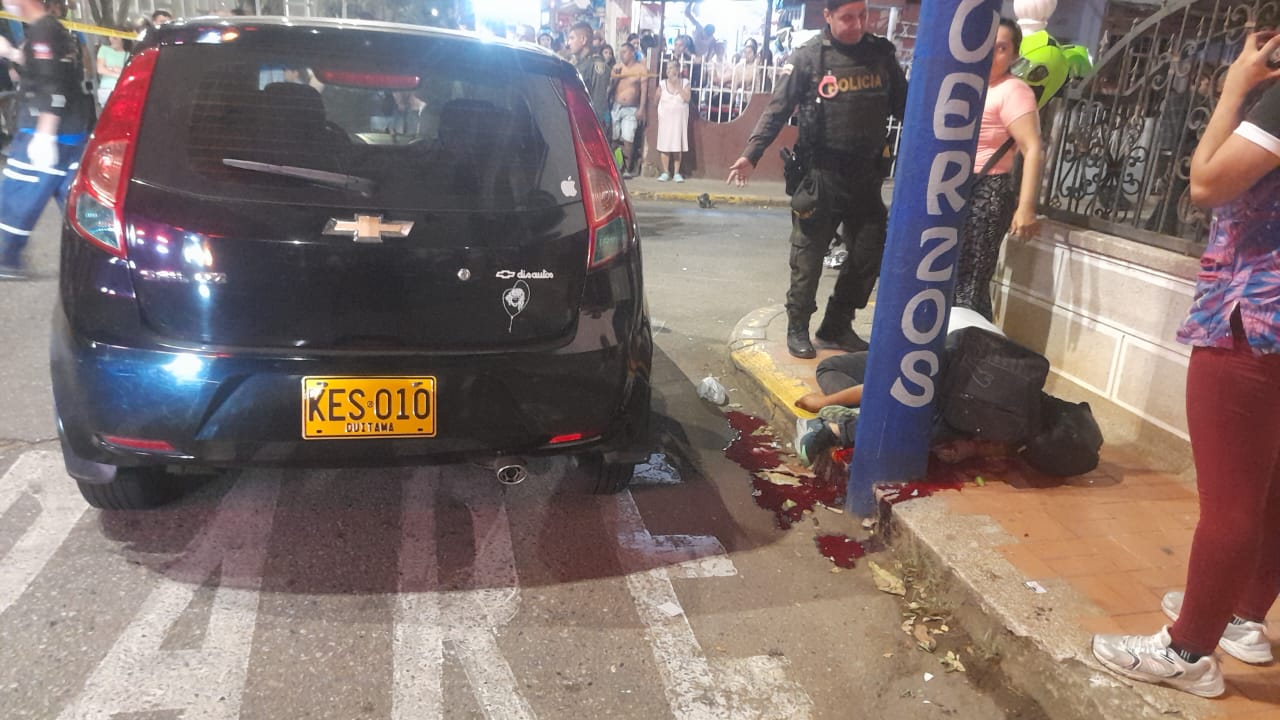 Hombre muere al chocar contra un poste de la energía