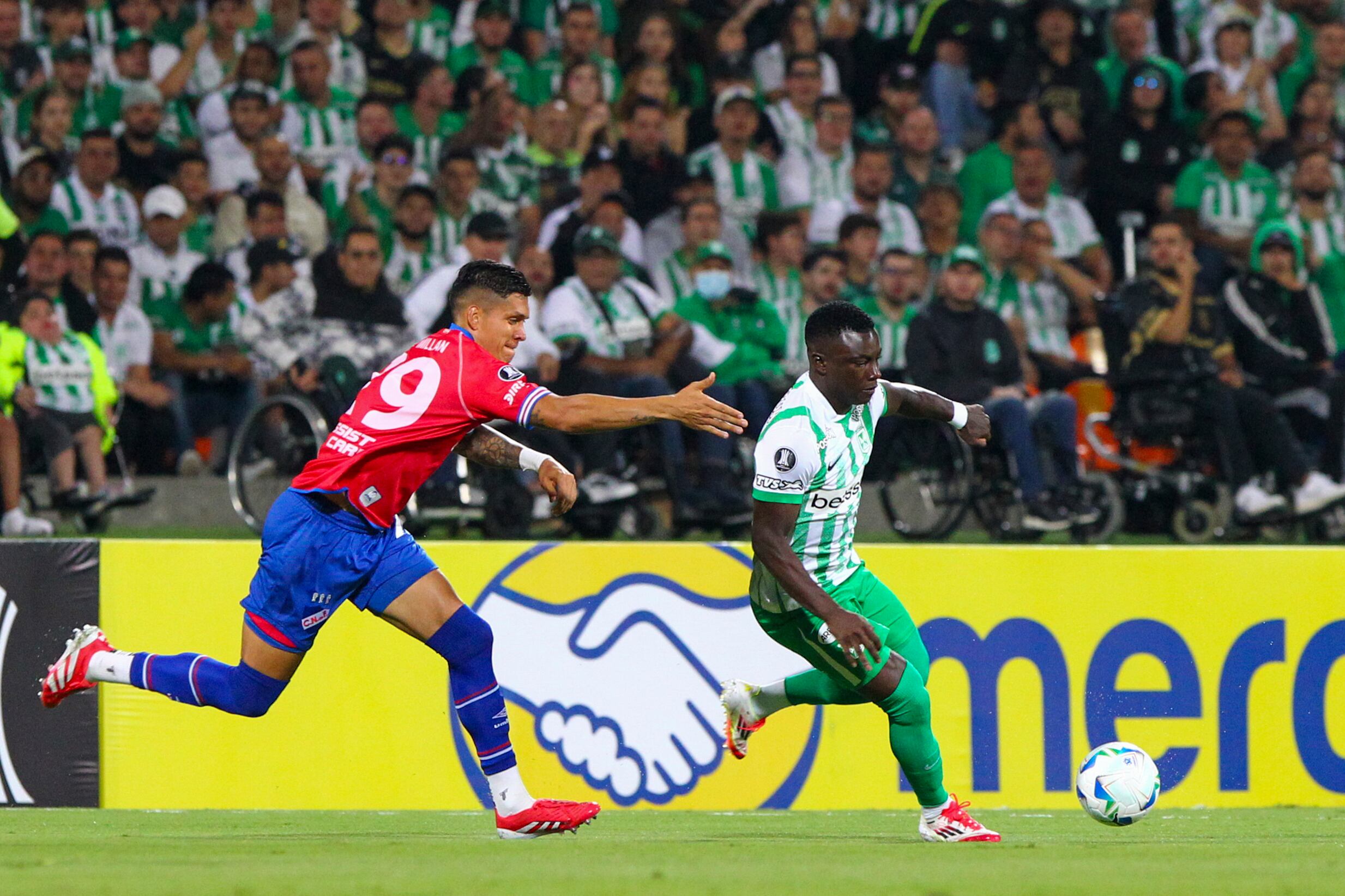 AMDEP4726. MEDELLÍN (COLOMBIA), 02/04/2025.- Marino Hinestroza (d) de Atlético Nacional disputa un balón con Julián Millán de Nacional este miércoles, en un partido de la fase de grupos de la Copa Libertadores entre Atlético Nacional y Nacional de Uruguay en el estadioAtanasio Girardot en Medellín (Colombia). EFE/ STR