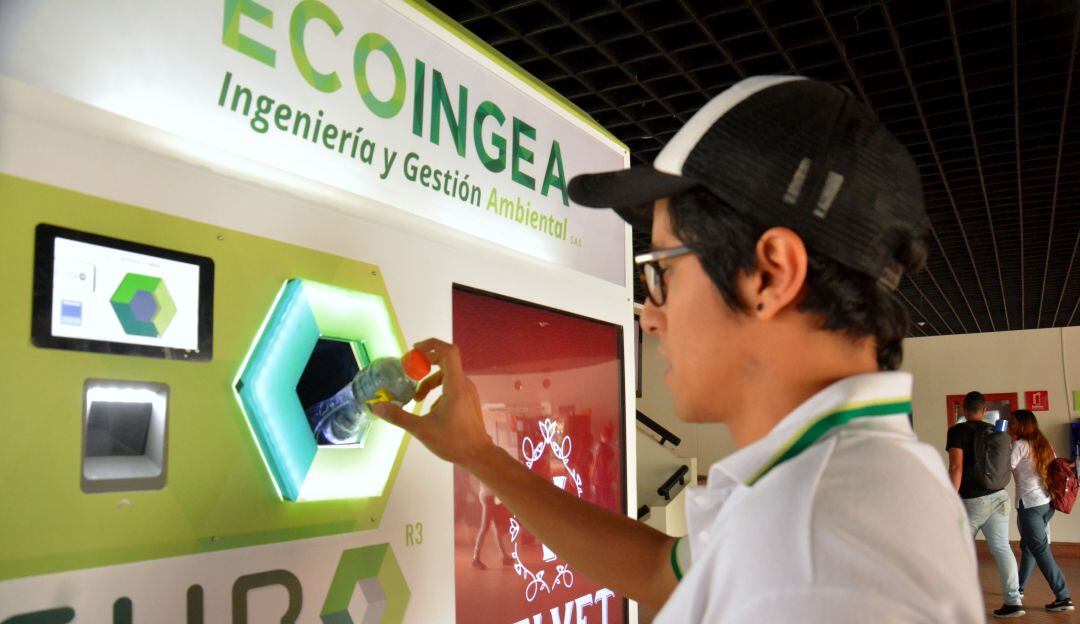 Máquina que convierte las botellas en monedas virtuales