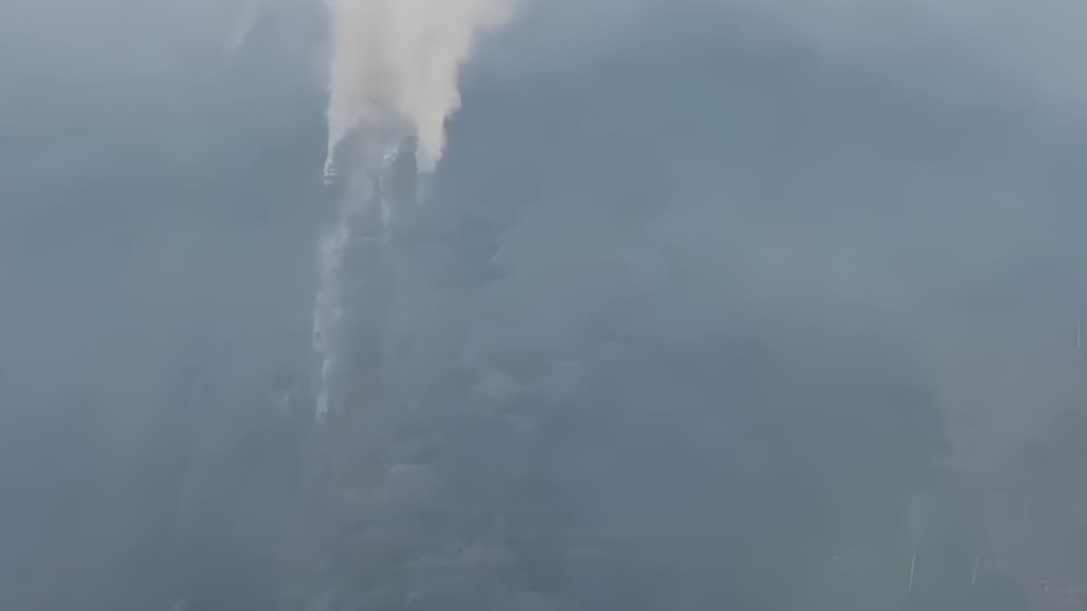 VIDEO: Incendio forestal amenaza el Cerro de Barco, ícono ambiental de El Peñón, Santander