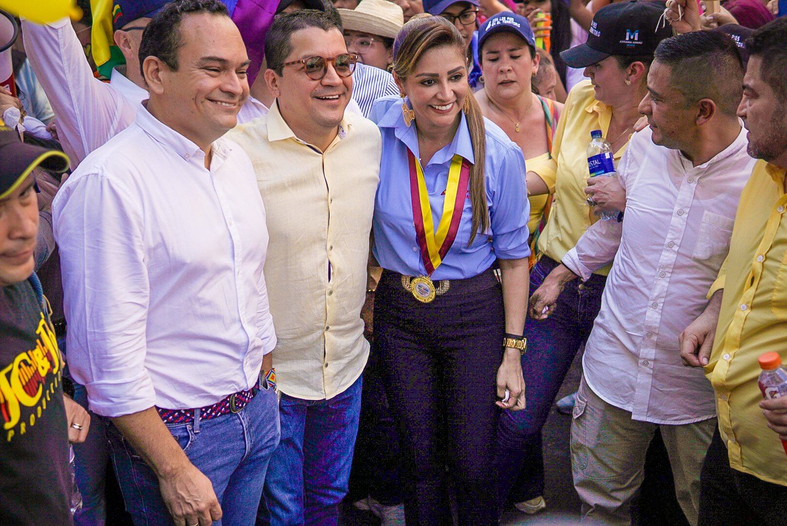 El diputado Juan Guillermo Beltrán (centro) acompañado de la gobernadora Adriana Matiz y el alcalde de Honda, Juan Enrique Rondón