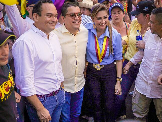 El diputado Juan Guillermo Beltrán (centro) acompañado de la gobernadora Adriana Matiz y el alcalde de Honda, Juan Enrique Rondón