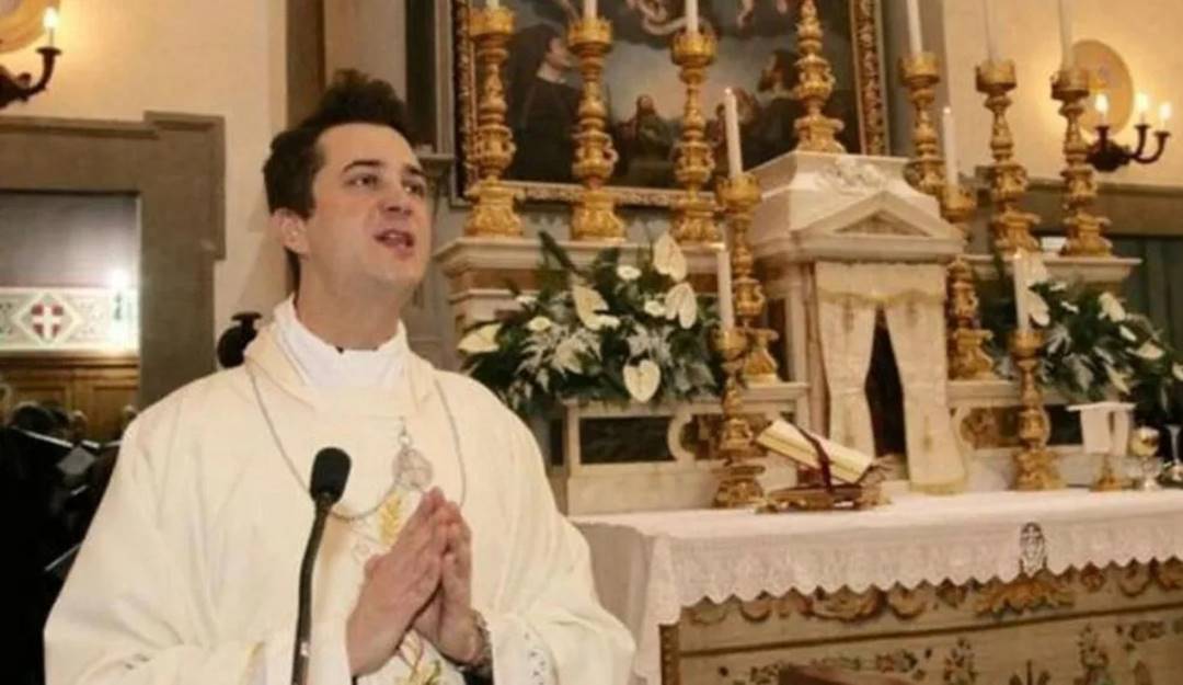 El parroco Francesco Spagnesi.   Foto: Captura de pantalla Twitter Corriere della Sera