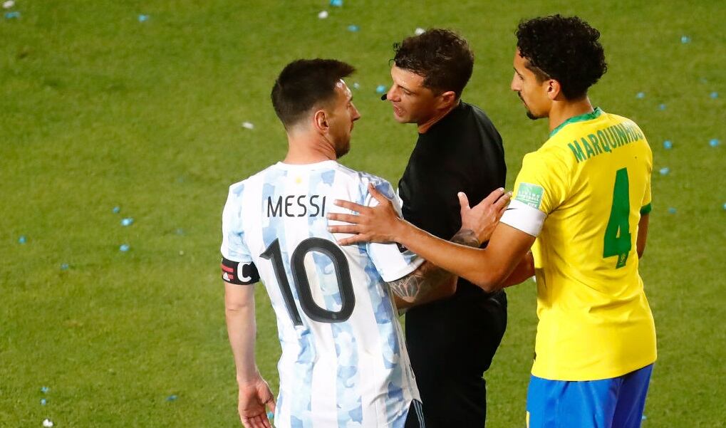 Lionel Messi de Argentina y Marquinhos de Brasil (Photo by Marcos Brindicci/Getty Images)
