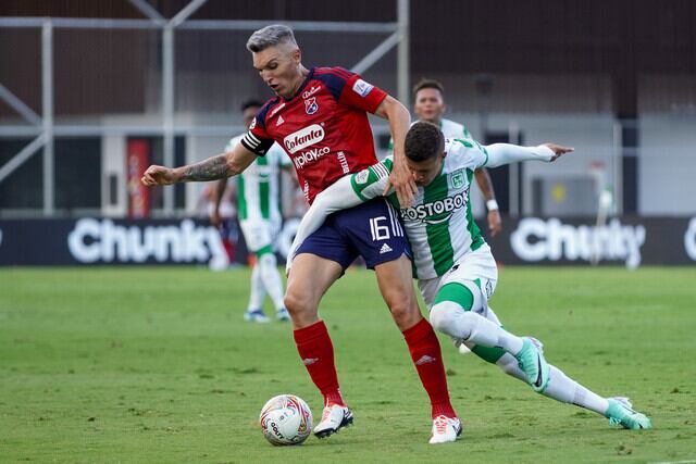 Daniel Torres y Nelson Deossa disputan un balón en el clásico paisa / Colprensa.