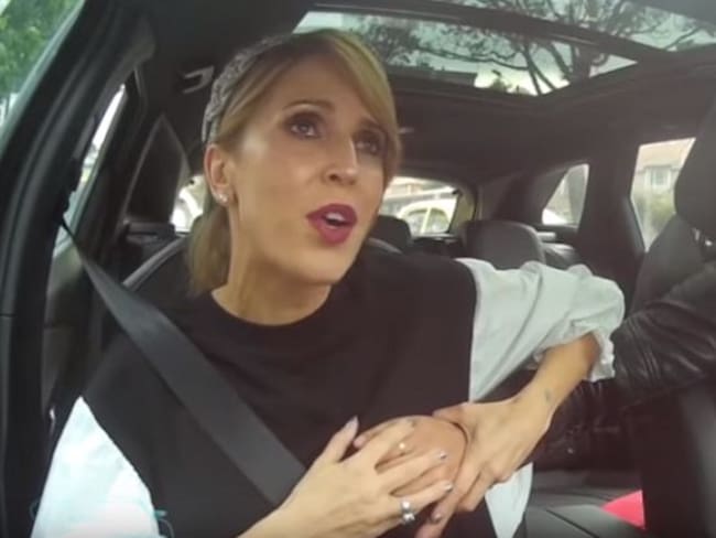 ¡Sin censura! Alejandra Azcárate pide a presentador que le toque el seno