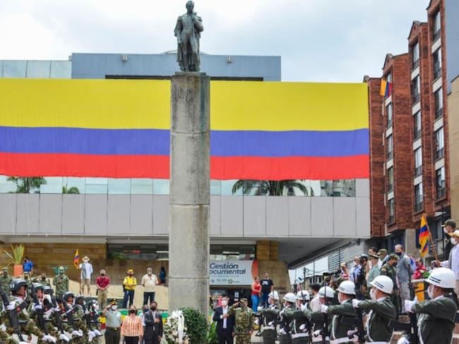 En la plaza de Bolívar de Armenia ofrenda floral en la estatua del libertador Simón Bolivar
