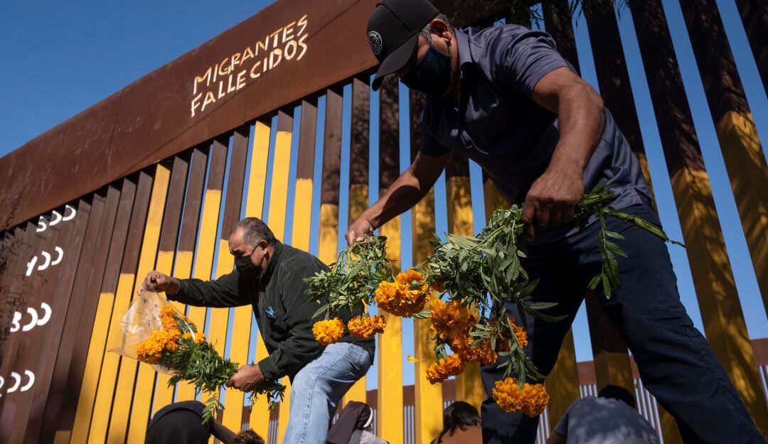 Homenaje a migrantes fallecidos en su paso por México hacia Estados Unidos. 