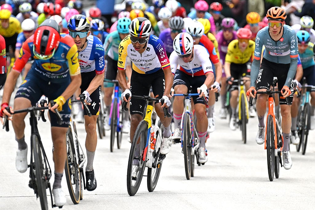 Egan Bernal en medio del pelotón del Giro de Italia / Getty Images