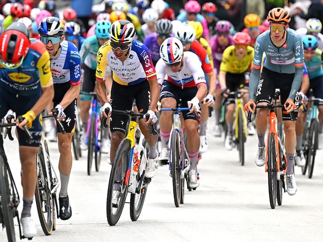 Egan Bernal en medio del pelotón del Giro de Italia / Getty Images