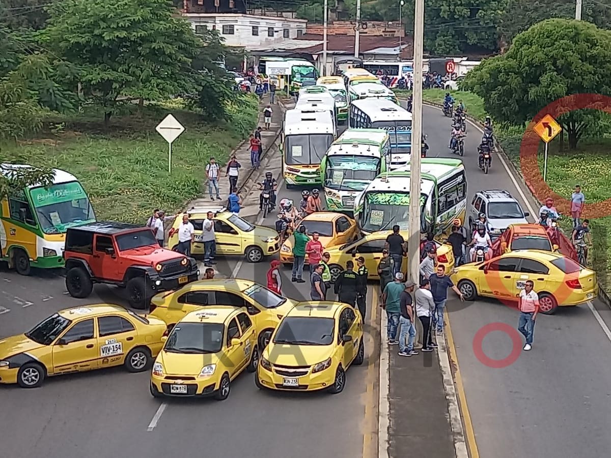 Taxistas en el Área Metropolitana adelantarán hora cero la próxima semana