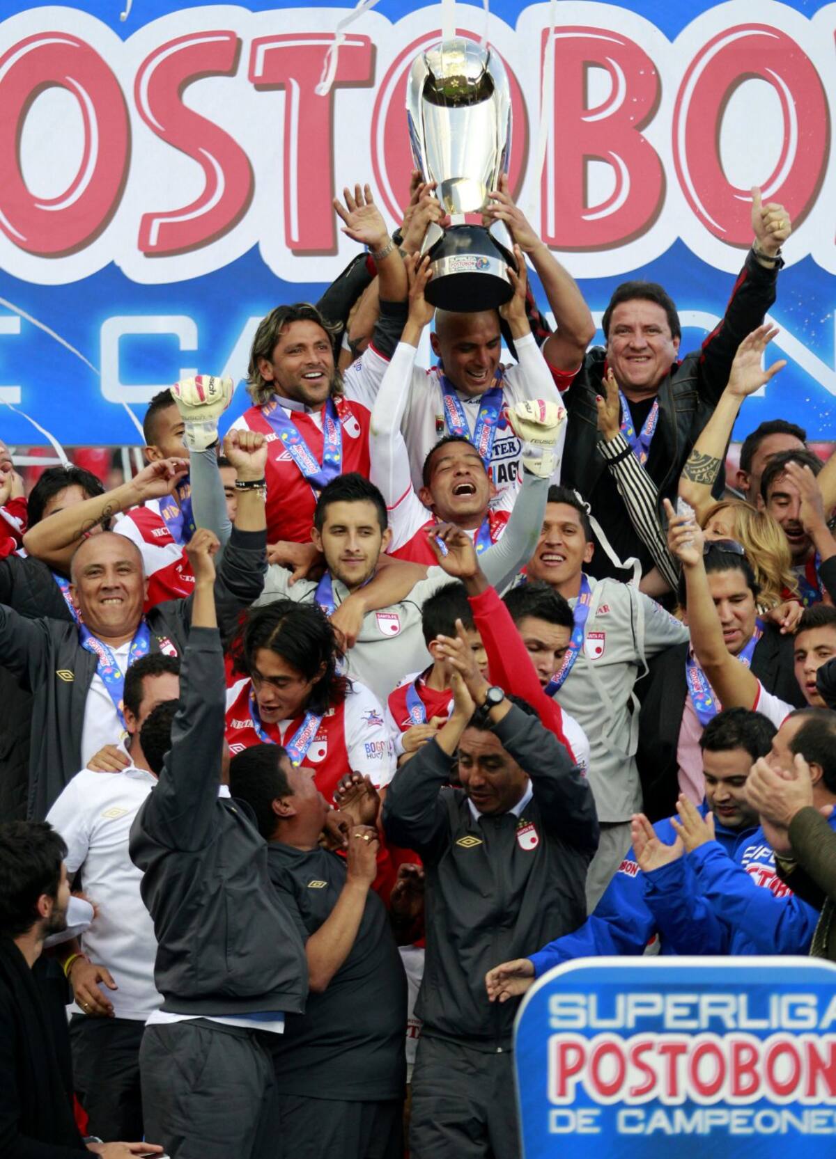Pérez levantó la Superliga en 2013 ganada a su clásico rival.