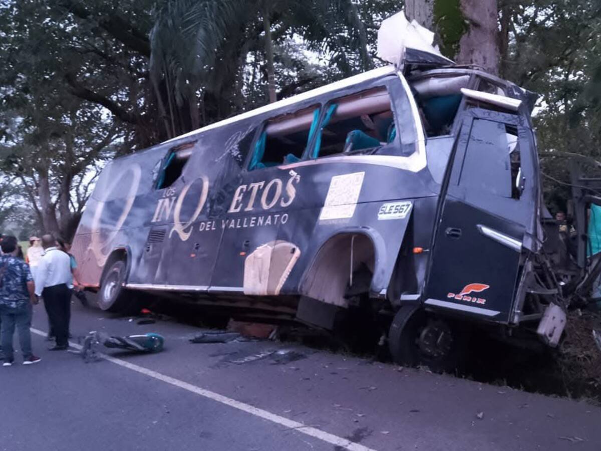 Dos muertos y cuatro heridos en accidente de un bus de la agrupación Los Inquietos del Vallenato