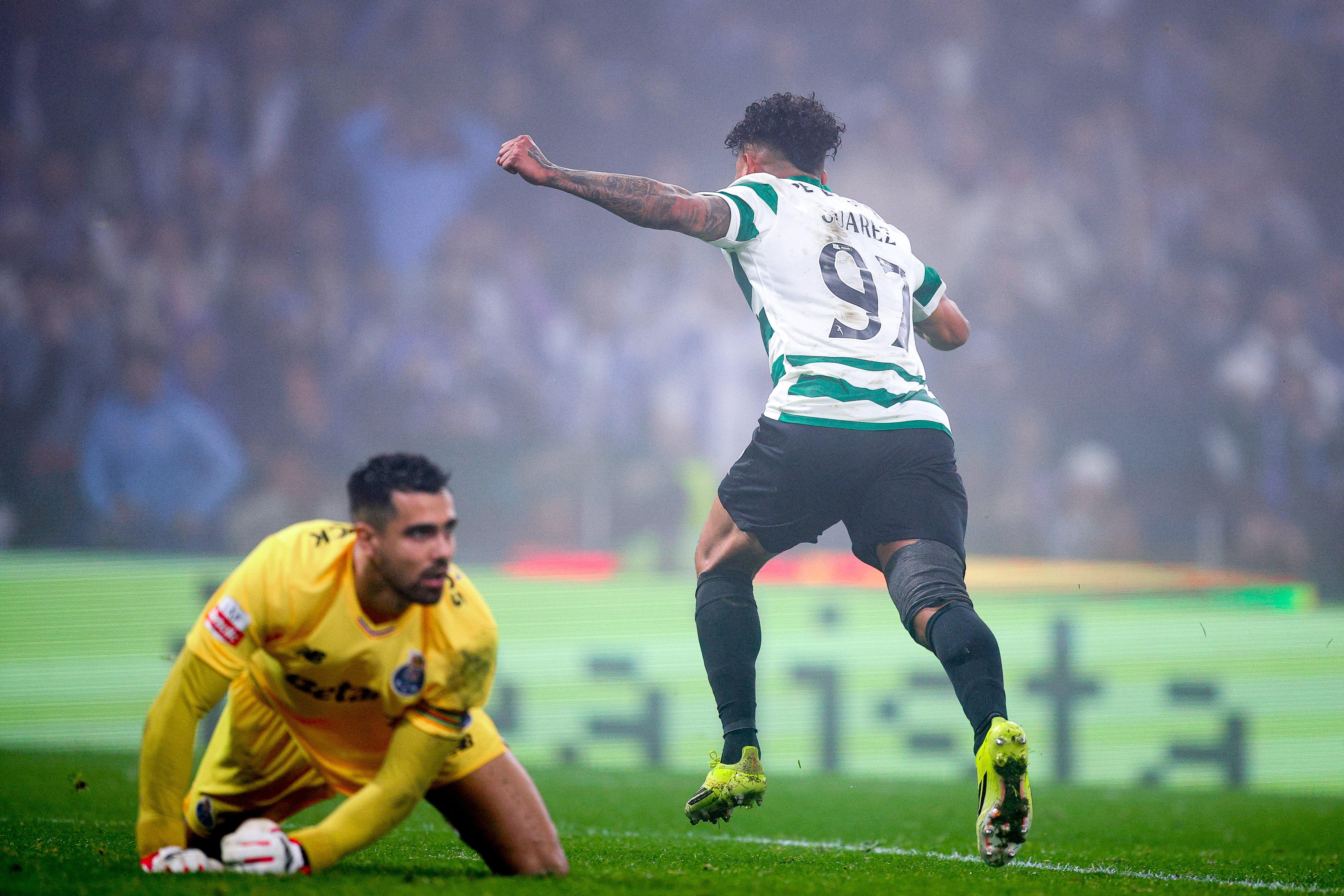 Luis Javier Suárez festeja su gol ante el Porto. (Photo by Diogo Cardoso/Getty Images)
